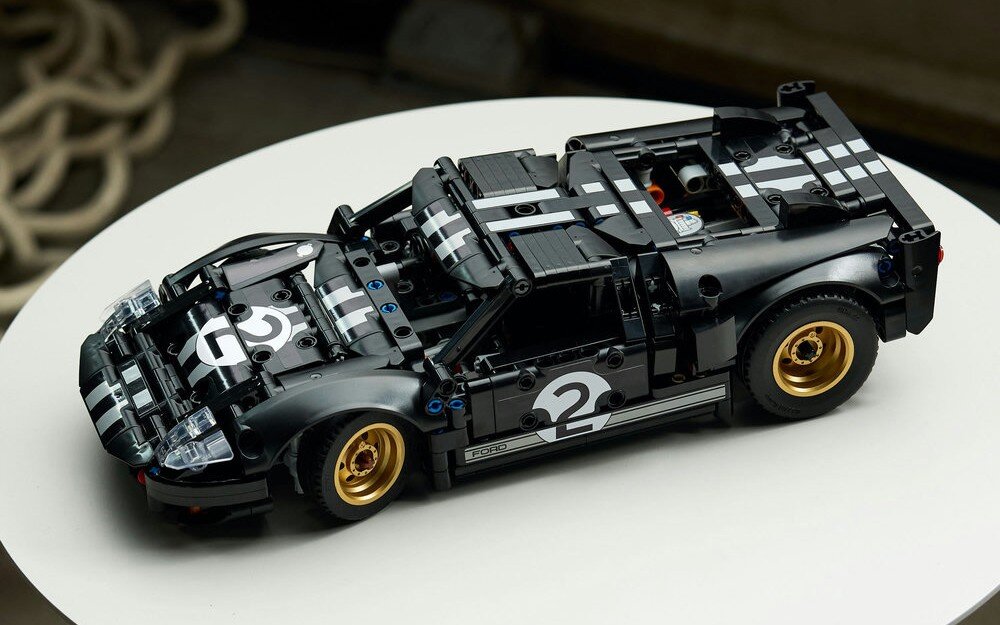 LEGO 42223 Technic Samochód wyścigowy 1966 Ford GT40 MKII    kv lifestyle początek opisu sekcja nagłówkowa