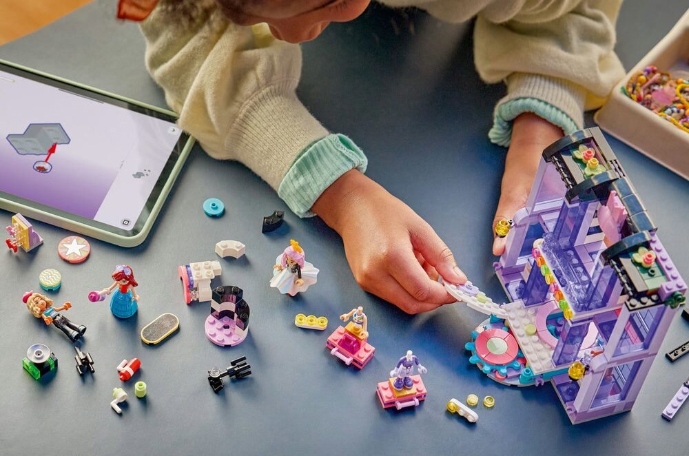 LEGO 42685 Friends Pokaz mody w mieście Heartlake  zdolności manualne rozwój dziecka koordynacja umiejętności wyobraźnia 
 