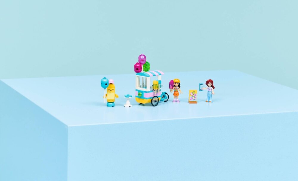 LEGO 42692 Friends Stoisko z lodami i balonami   kv lifestyle początek opisu sekcja nagłówkowa
