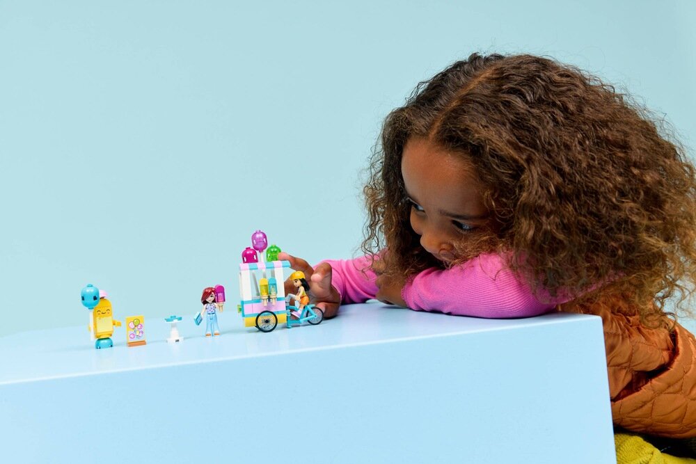 LEGO 42692 Friends Stoisko z lodami i balonami prezent serial internetowy LEGO Friends: Następny Heartlake City 