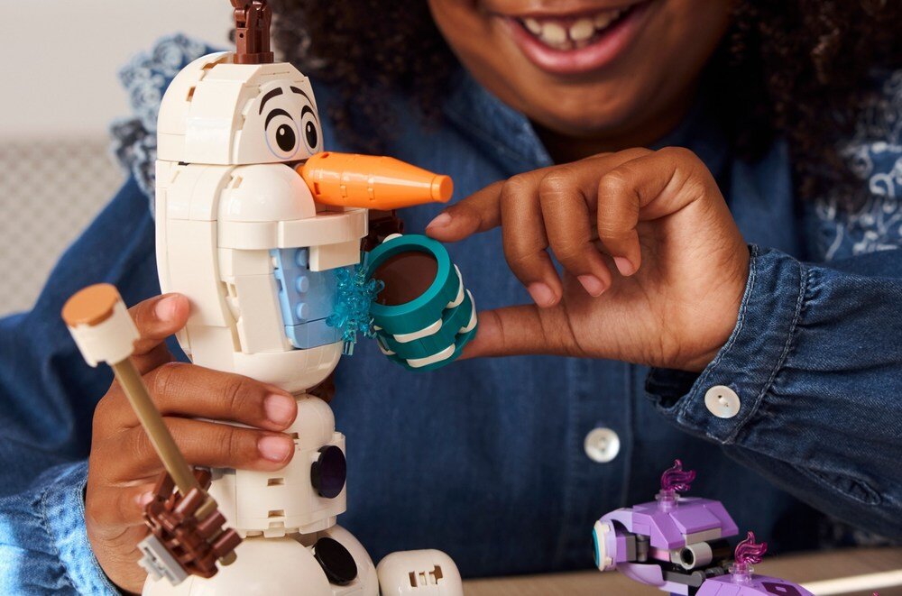 LEGO 43287 Disney Piknik Olafa i Bruniego dwie postacie LEGO ǀ Disney: Olaf i Bruni kocyk, bałwanek i salamandra