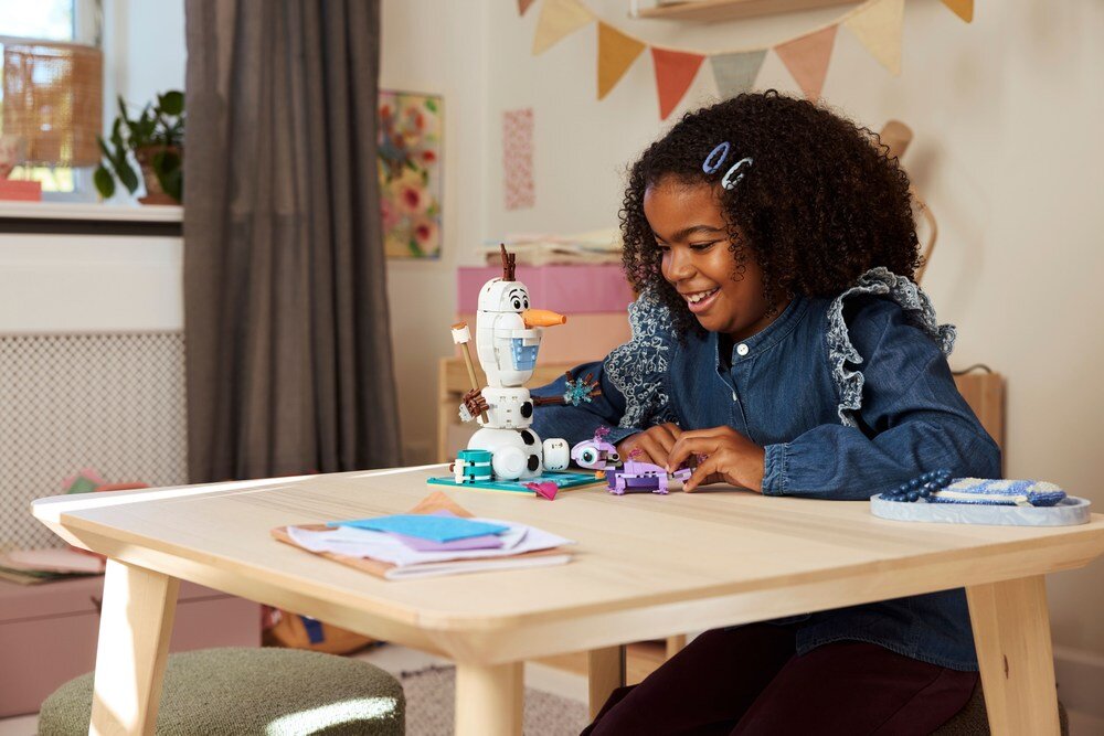 LEGO 43287 Disney Piknik Olafa i Bruniego 23 cm wysokości, 20 cm szerokości i 15 cm głębokości  