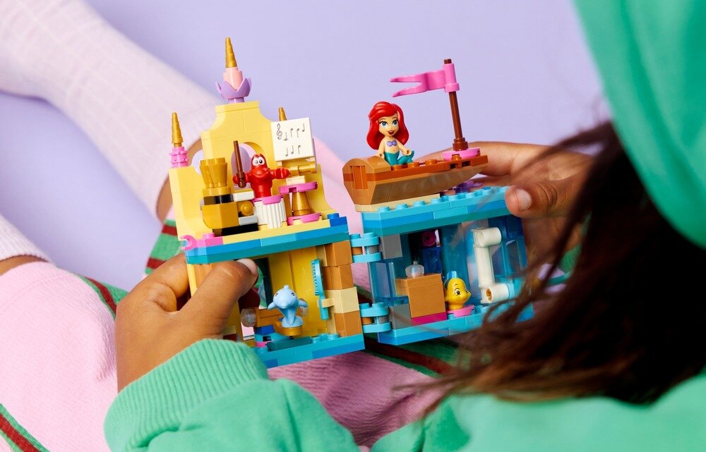 LEGO 43285 Disney Princess Magiczny minipałac Arielki  trzy postacie LEGO ǀ Disney: Arielka, Florek i Sebastian 
