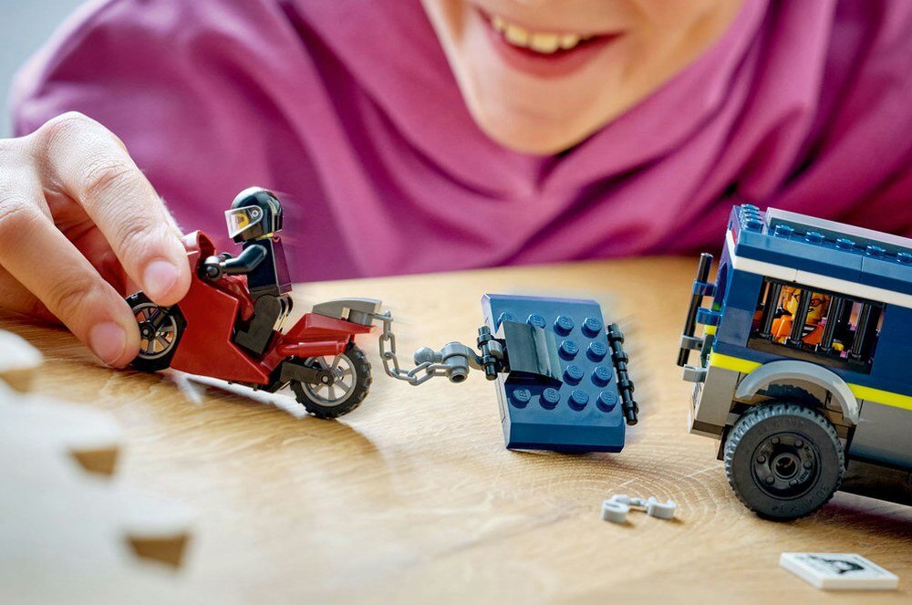 LEGO 60479 City Furgonetka policyjnego konwoju więziennego   motocykl z łańcuchem i hakiem minifigurki policjanta i dwóch złodziejaszków
