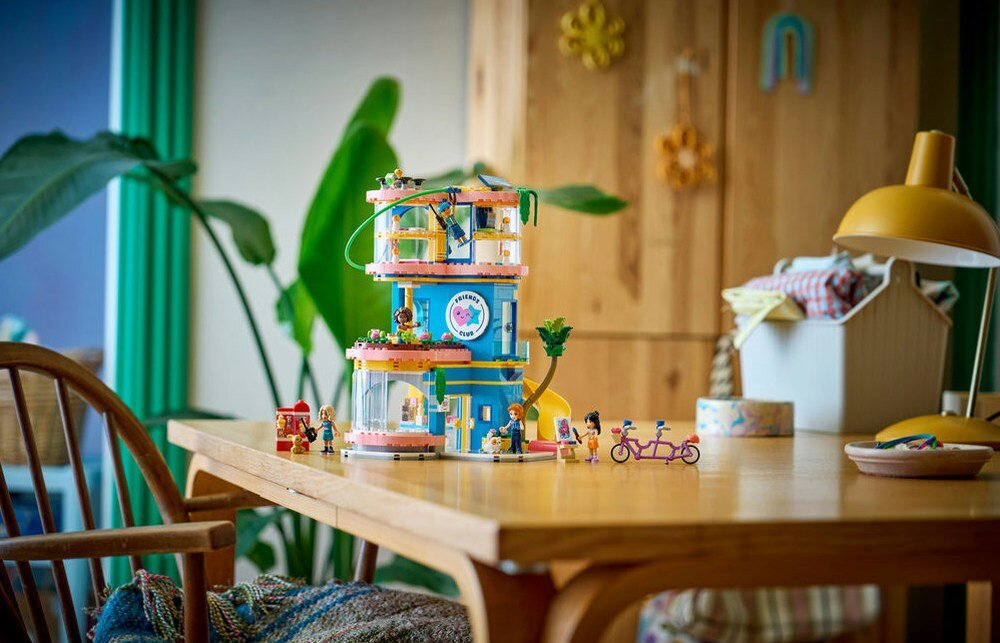 LEGO 42689 Friends Domek klubu przyjaciół z Heartlake   kv lifestyle początek opisu sekcja nagłówkowa