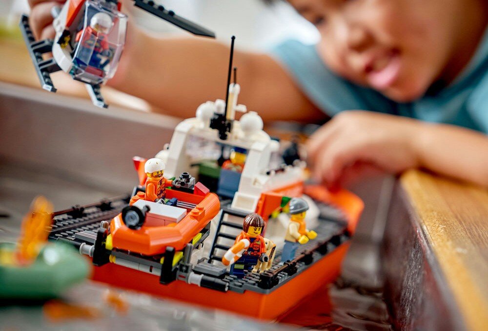 LEGO 60504 City Łódź ratunkowa i helikopter straży przybrzeżnej ponton ratunkowy pięć minifigurek i figurka psa łodzie unoszą się na wodzie 