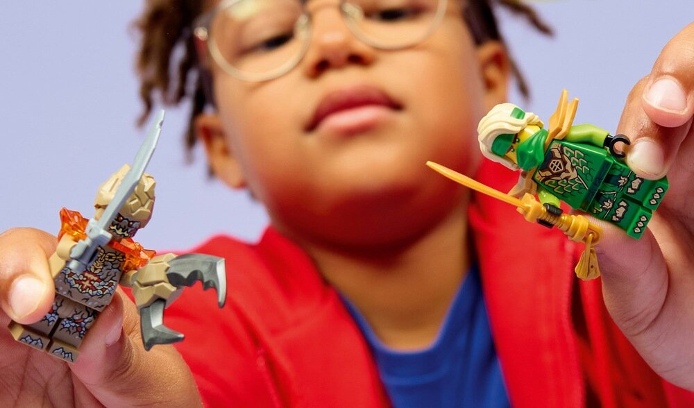 LEGO 71850 NINJAGO Lloyd kontra ziemny potwór na spinnerze dwie minifigurki: Lloyd z mieczem oraz nikczemny ziemny potwór 
