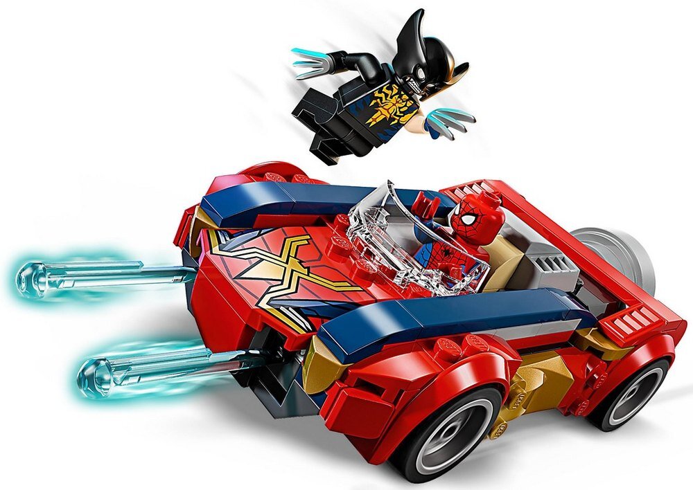 Na obrazie widoczny jest czerwono-niebieski samochód z motywem pajęczyny, w którym siedzi figurka Spider-Mana. Nad samochodem unosi się czarna figurka z pazurami i maską.