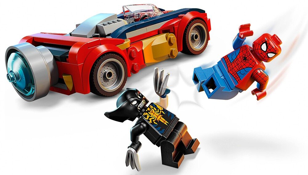 Na obrazie widoczny jest kolorowy samochód z klocków LEGO oraz dwie figurki LEGO przedstawiające postacie w dynamicznej pozie. Samochód ma czerwono-niebieską kolorystykę, a figurki są w kolorach czerwonym i czarnym.