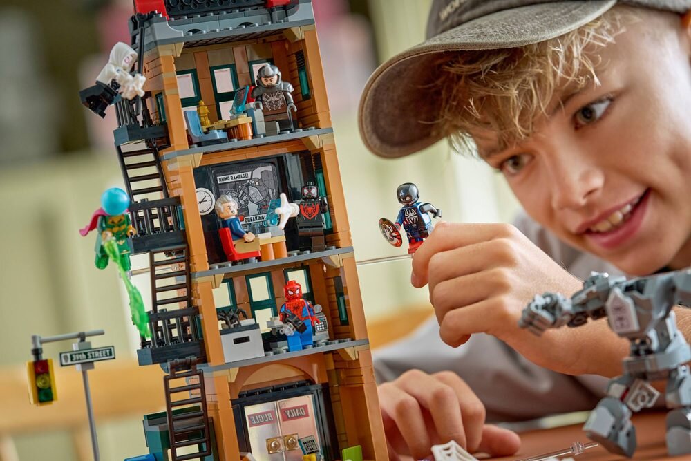 LEGO 76342 Marvel Spider-Man kontra Mysterio: Daily Bugle   biura, recepcja, zaplecze techniczne redakcji, sejf na gotówkę ruchomy kiosk z gazetami