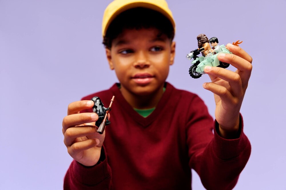  LEGO 76459 Harry Potter Hagrid i Harry na Privet Drive pierwszy model latającego motocykla Hagrida w skali minifigurek LEGO  cztery minifigurki LEGO Harry Potter