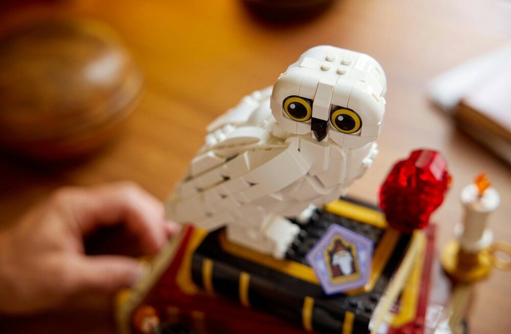 LEGO 76466 Harry Potter Kamień Filozoficzny trzy minifigurki LEGO Harry Potter — Harry, Hermiona Granger i Ron Weasley karta z Czekoladowej Żaby szachy czarodziejów