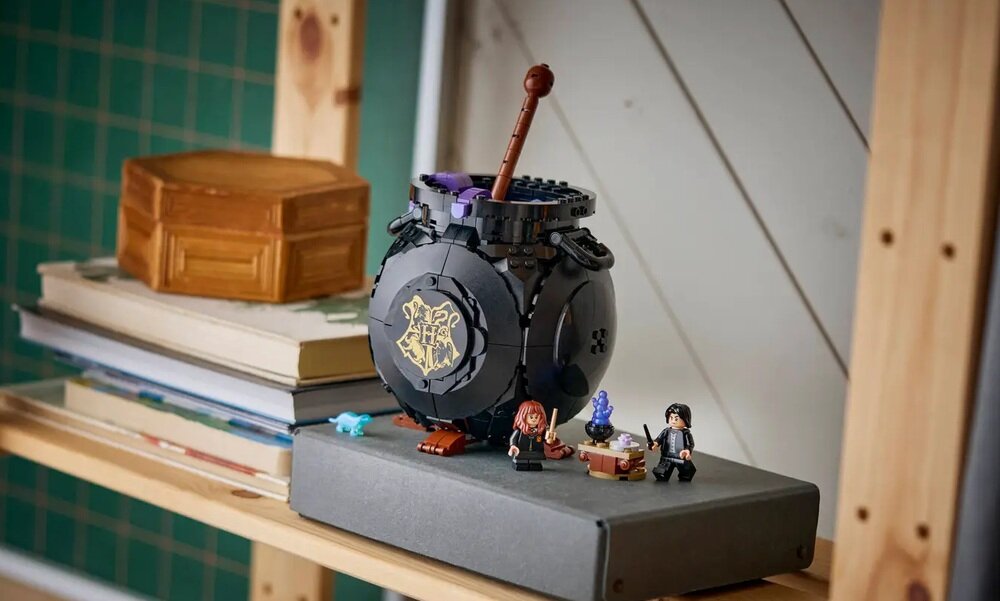 LEGO 76464 Harry Potter Kociołek: Sekretna sala zajęć z eliksirów    kv lifestyle początek opisu sekcja nagłówkowa