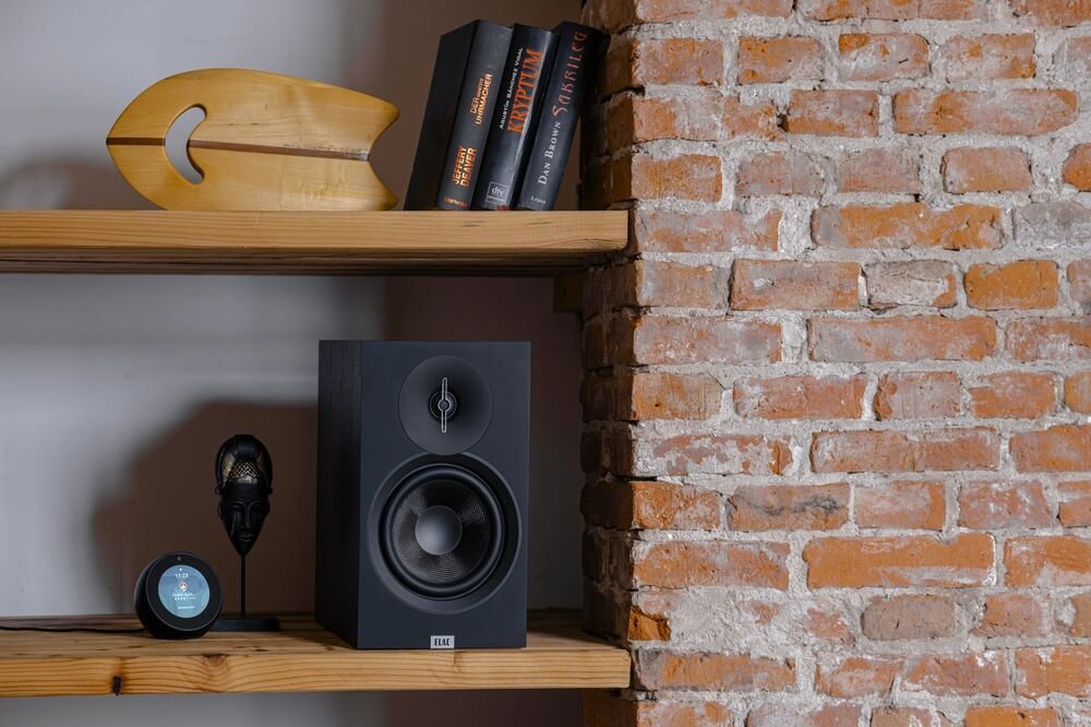 ELAC Debut 3.0 B5.3 kolumna głośnikowa styl i jakość brzmienia elegancki design audio hi-fi, kolumna stojąca na półce w pomieszczeniu