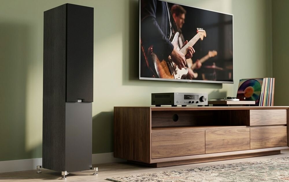 ELAC Debut 3.0 F5.3 kolumna głośnikowa podłogowa 3-drożna kino domowe stereo wysoka jakość dźwięku, kolumna stojąca w pomieszczeniu