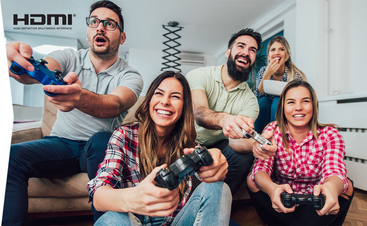 Telewizor SHARP 65HP6765E HDMI 2.1 ALLM eARC gaming niska latencja, osoby siedzący na kanapie oraz na podłodze trzymające kontrolery w rękach