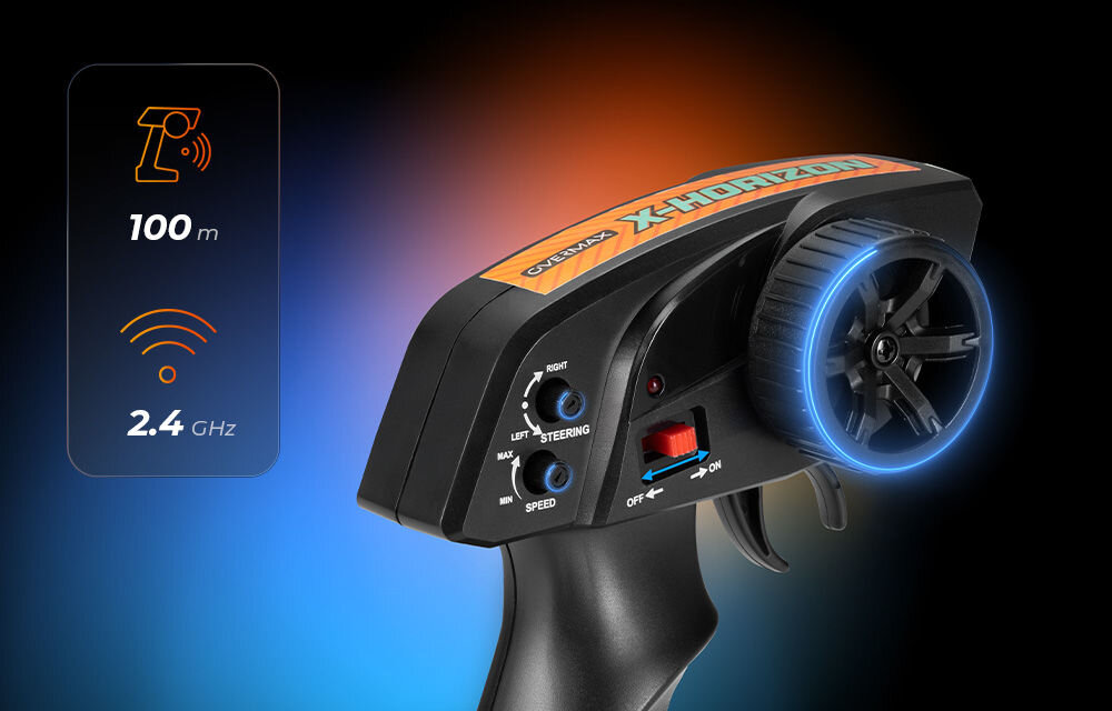 Samochód zdalnie sterowany OVERMAX X-Horizon Zbliżenie na czarny pilot zdalnego sterowania pistoletowego typu (Trigger/Wheel). Widoczne pokrętła do trymowania kierownicy (Steering Trim) i prędkości (Speed Trim) oraz włącznik. Ikony w lewym rogu informują o zasięgu 100 m i częstotliwości 2.4 GHz.