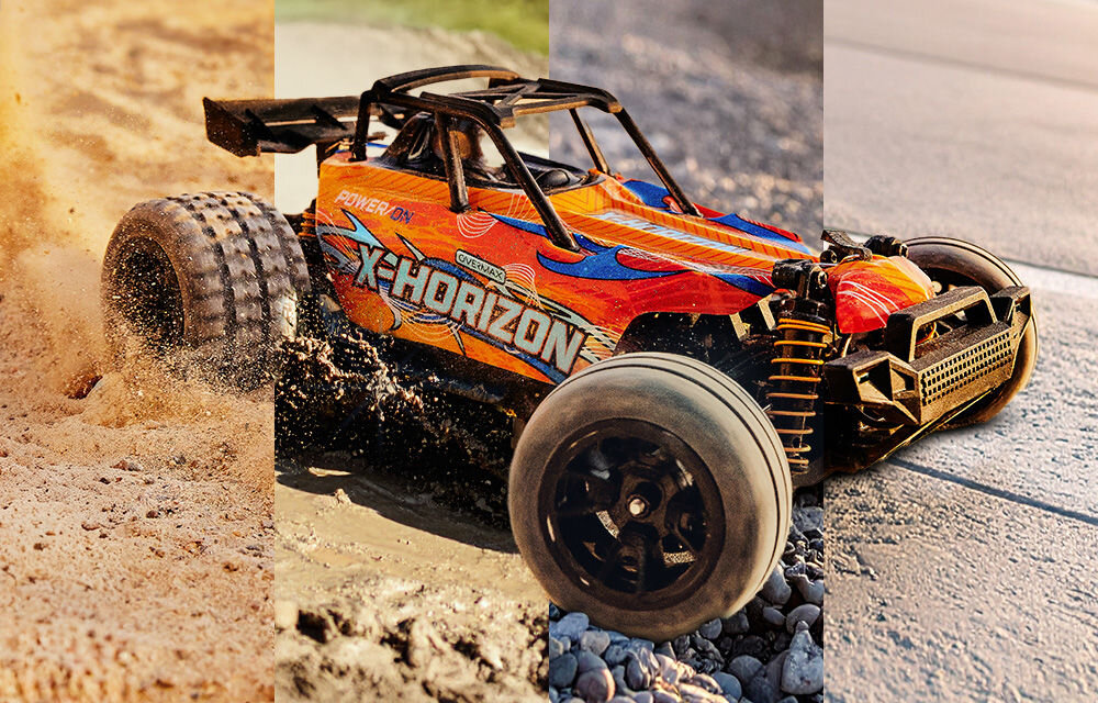 Samochód zdalnie sterowany OVERMAX X-Horizon Tryptyk (trzyczęściowe zdjęcie) prezentujące model X-HORIZON w akcji na różnych nawierzchniach: po lewej na kurzu/piasku, w środku w wodzie/błocie, a po prawej na suchej betonowej/brukowej powierzchni.