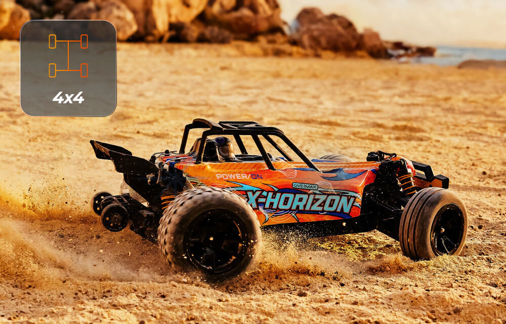 Samochód zdalnie sterowany OVERMAX X-Horizon Samochód X-HORIZON w akcji na piaszczystej plaży lub wydmie, wzniecający piasek. Ma pomarańczowo-niebieskie malowanie. W lewym górnym rogu ikona informuje o napędzie 4x4.