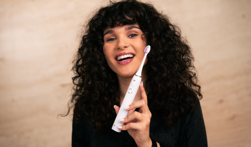 Szczoteczka soniczna TRUELIFE SonicBrush Clean70 UV Biały wygląd prezentacja wizualizacja design pielęgnacja każdego dnia