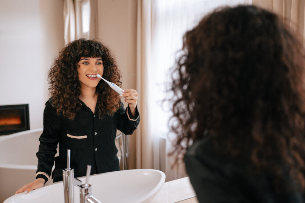 Szczoteczka soniczna TRUELIFE SonicBrush Clean70 UV Biały Skuteczne oczyszczanie Technologia SonicTru do 90 000 ruchów na minutę wspiera świeży oddech zdrowy uśmiech do przestrzeni międzyzębowych usuwanie osadów i wspiera zdrowie dziąseł