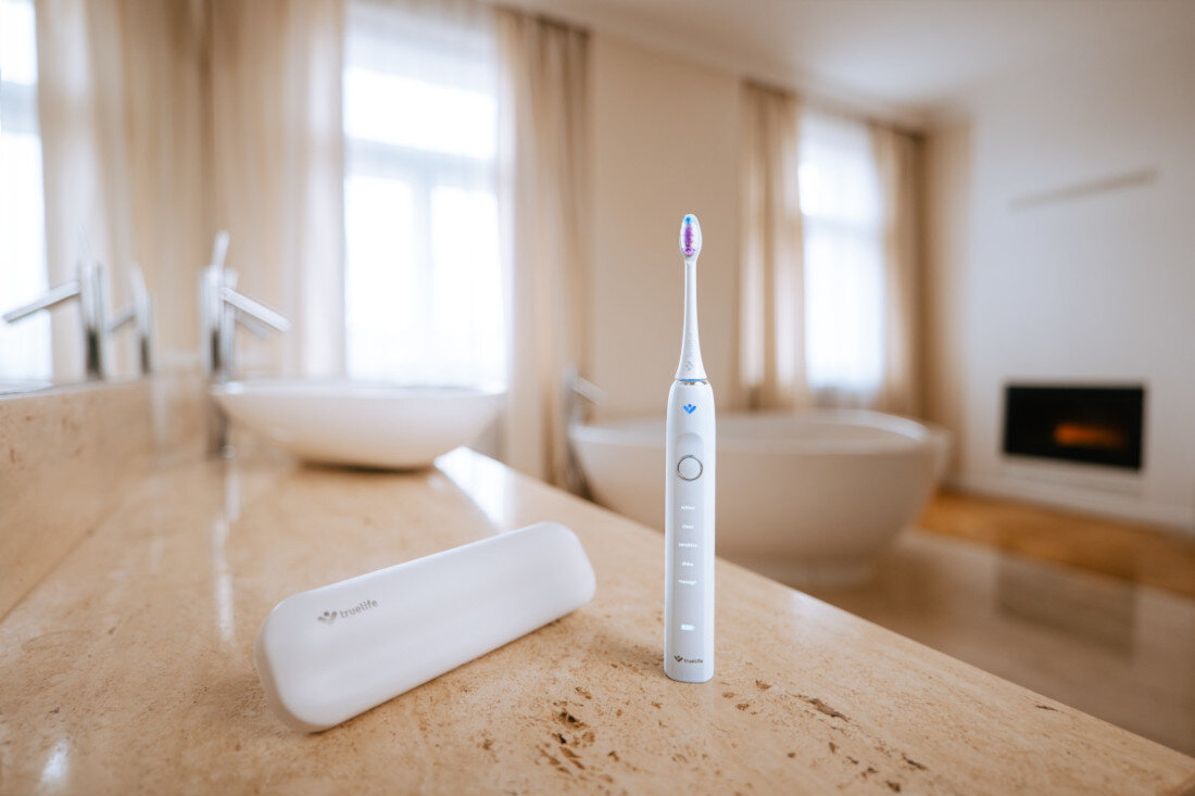 Szczoteczka soniczna TRUELIFE SonicBrush Clean70 UV Biały Wygoda użytkowania Bateria 2000 mAh przy dwóch cyklach dziennie czas pracy port USB-C 