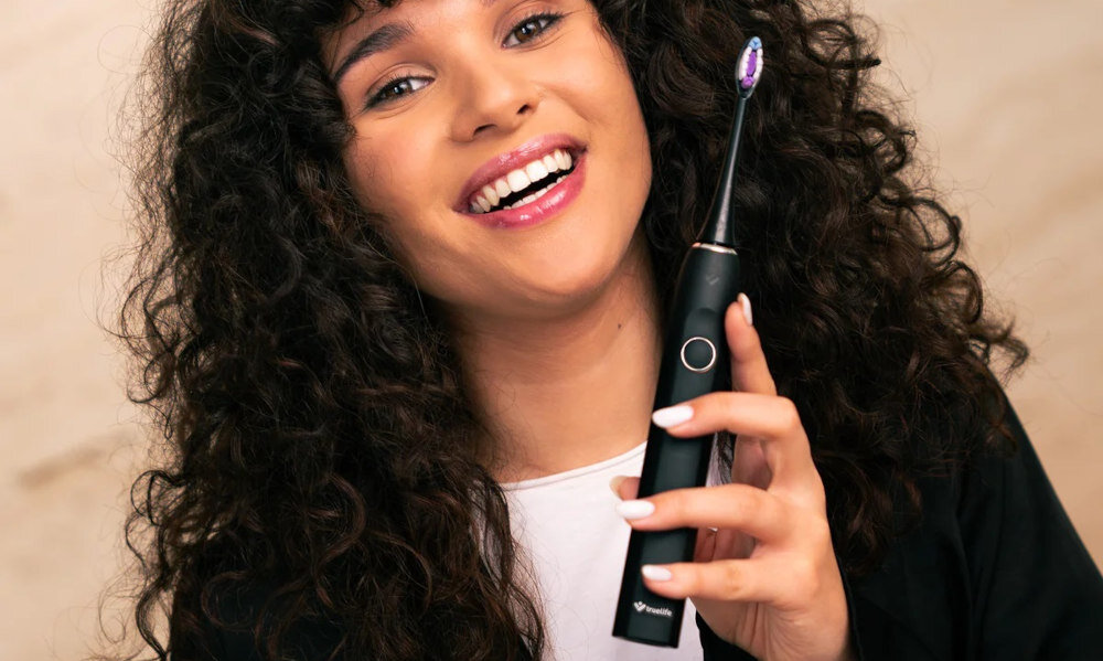 Szczoteczka soniczna TRUELIFE SonicBrush Clean70 UV Biały Praktyczne funkcje Timer 2-minutowy z sygnałem co około 30 sekund  wsparcie Funkcja pamięci automatycznie uruchamia pielęgnacja