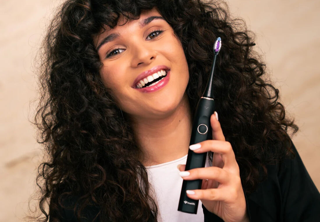 Szczoteczka soniczna TRUELIFE SonicBrush Clean70 UV Czarny wygląd prezentacja wizualizacja design pielęgnacja każdego dnia