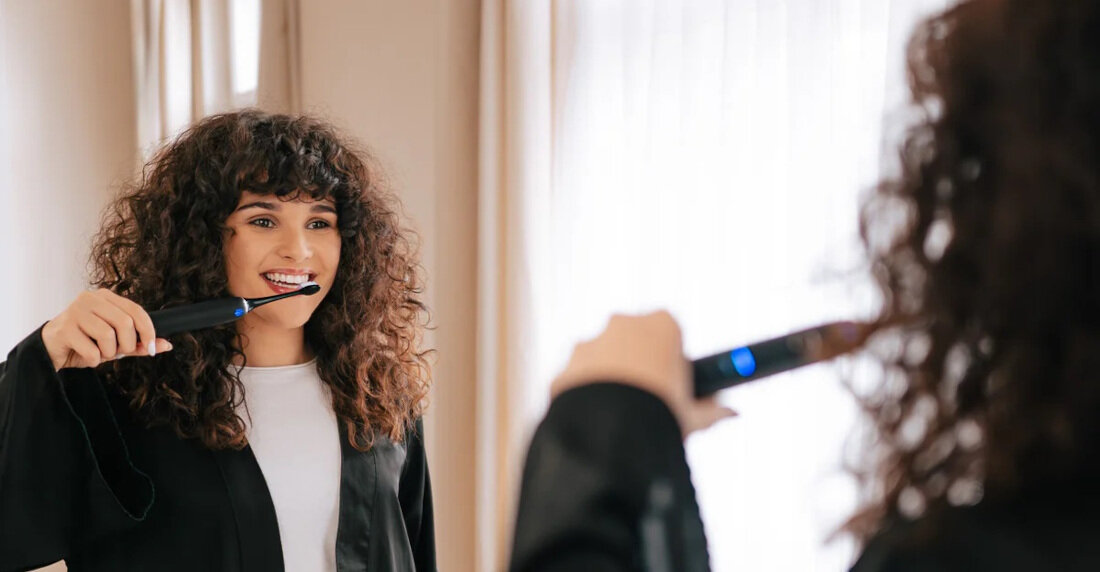 Szczoteczka soniczna TRUELIFE SonicBrush Clean70 UV Czarny Skuteczne oczyszczanie Technologia SonicTru do 90 000 ruchów na minutę wspiera świeży oddech zdrowy uśmiech do przestrzeni międzyzębowych usuwanie osadów i wspiera zdrowie dziąseł