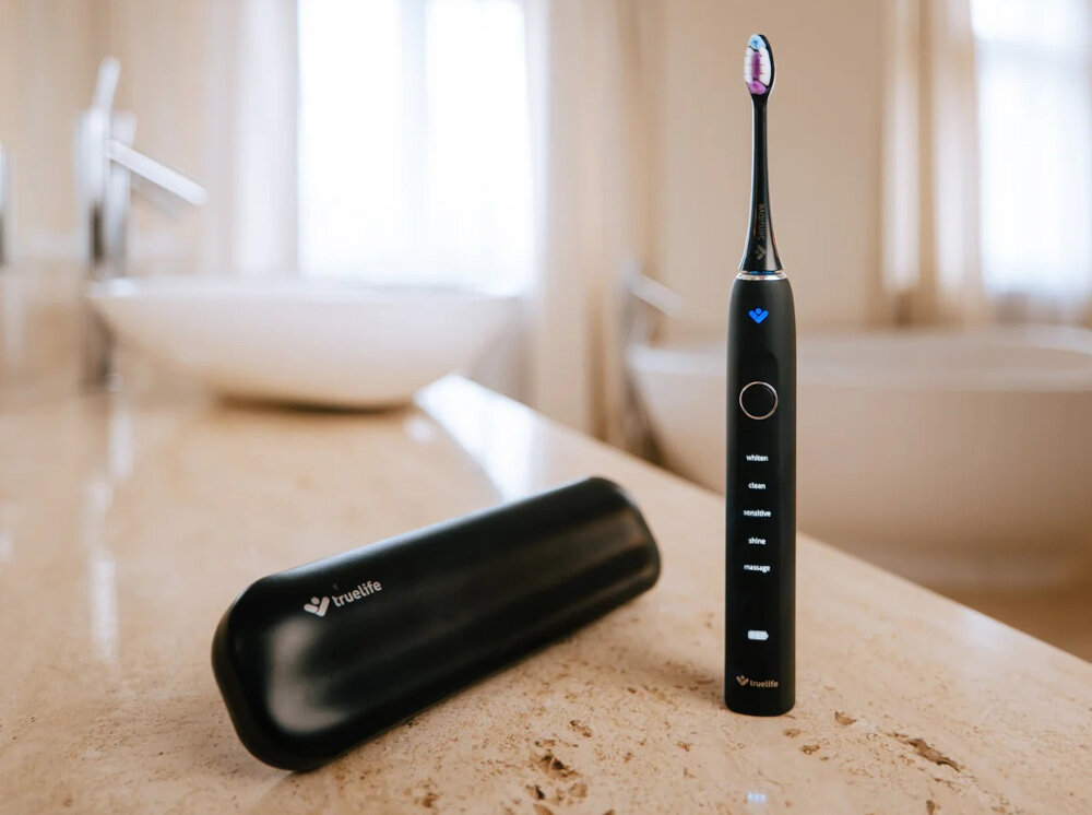 Szczoteczka soniczna TRUELIFE SonicBrush Clean70 UV Czarny Wygoda użytkowania Bateria 2000 mAh przy dwóch cyklach dziennie czas pracy port USB-C 