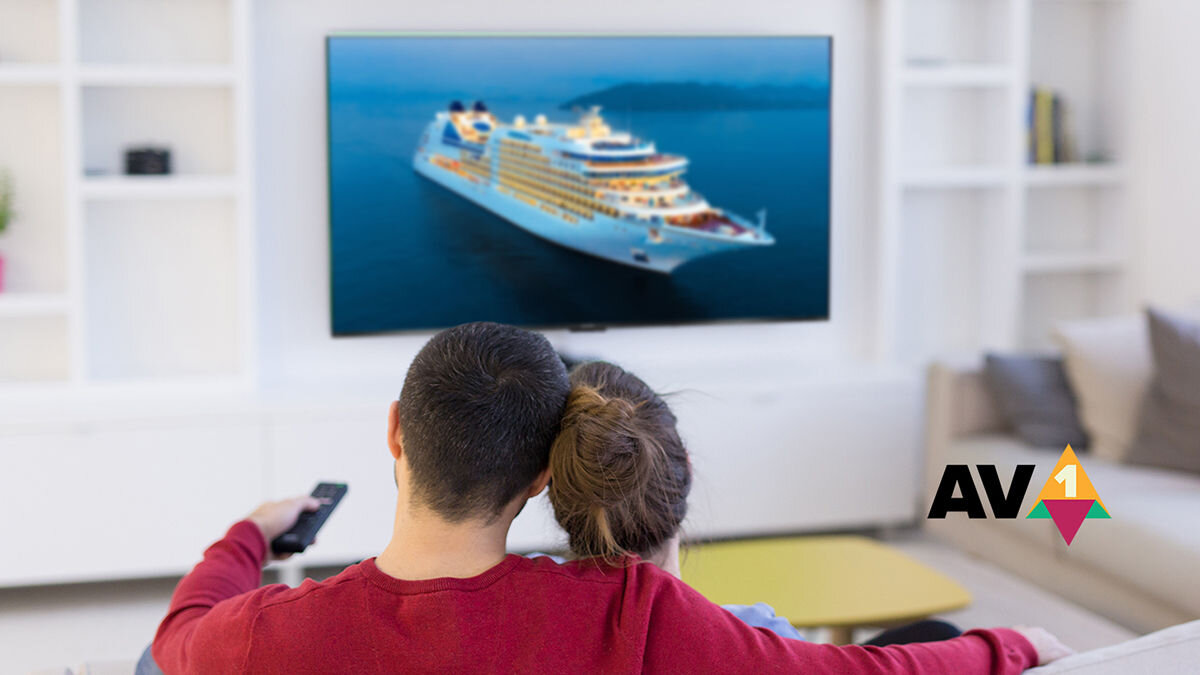 Telewizor SHARP 65HR8765E kodek AV1, płynne odtwarzanie, wysoka rozdzielczość, czysty obraz, osoby siedzące na kanapie oglądające program telewizyjny