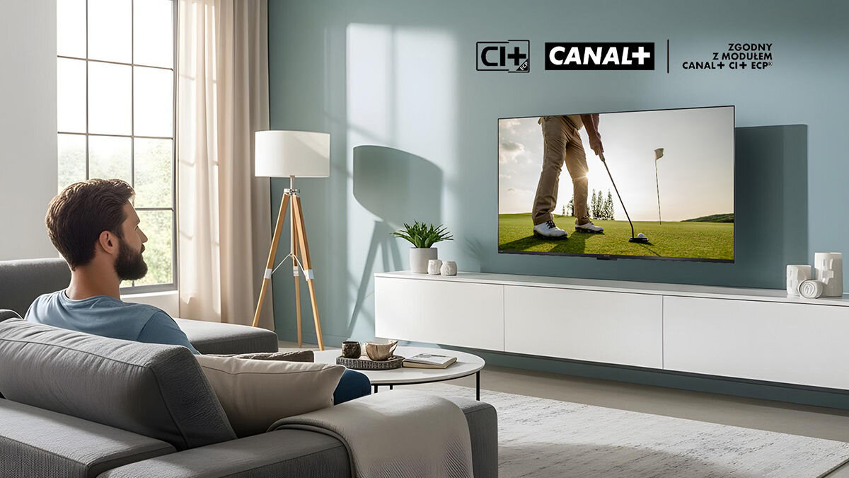 Telewizor SHARP 55HR8765E Canal+, 4K Ultra HD, aktualizacja kanałów, poprawne ścieżki dźwiękowe i napisy, osoba siedząca na kanapie oglądająca rozgrywkę w golfa na telewizorze
