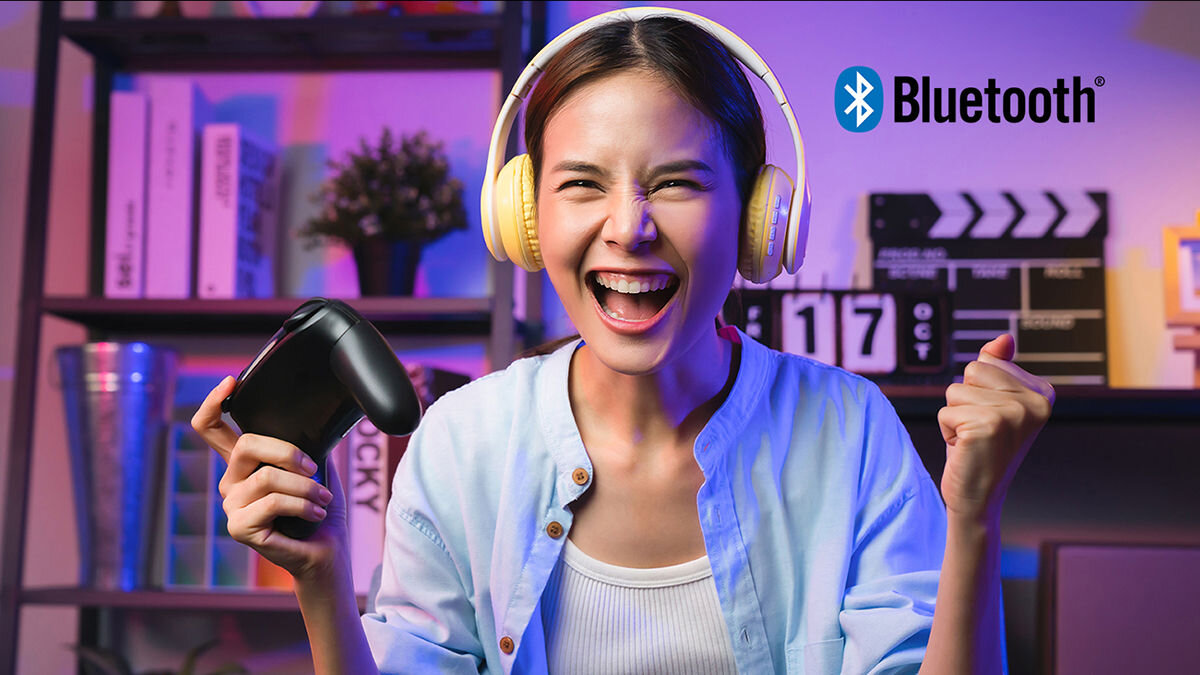 Telewizor SHARP 55HR8765E Bluetooth, bezprzewodowe słuchawki i głośniki, komfort oglądania, osoba z założonymi słuchawkami nausznymi trzymająca kontroler w ręku