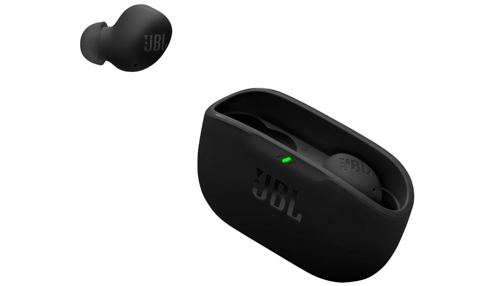 JBL Wave Buds 2 połączenie wielopunktowe dwa urządzenia jednocześnie, słuchawki dokanałowe z etui ładujacym po skosie na białym tle