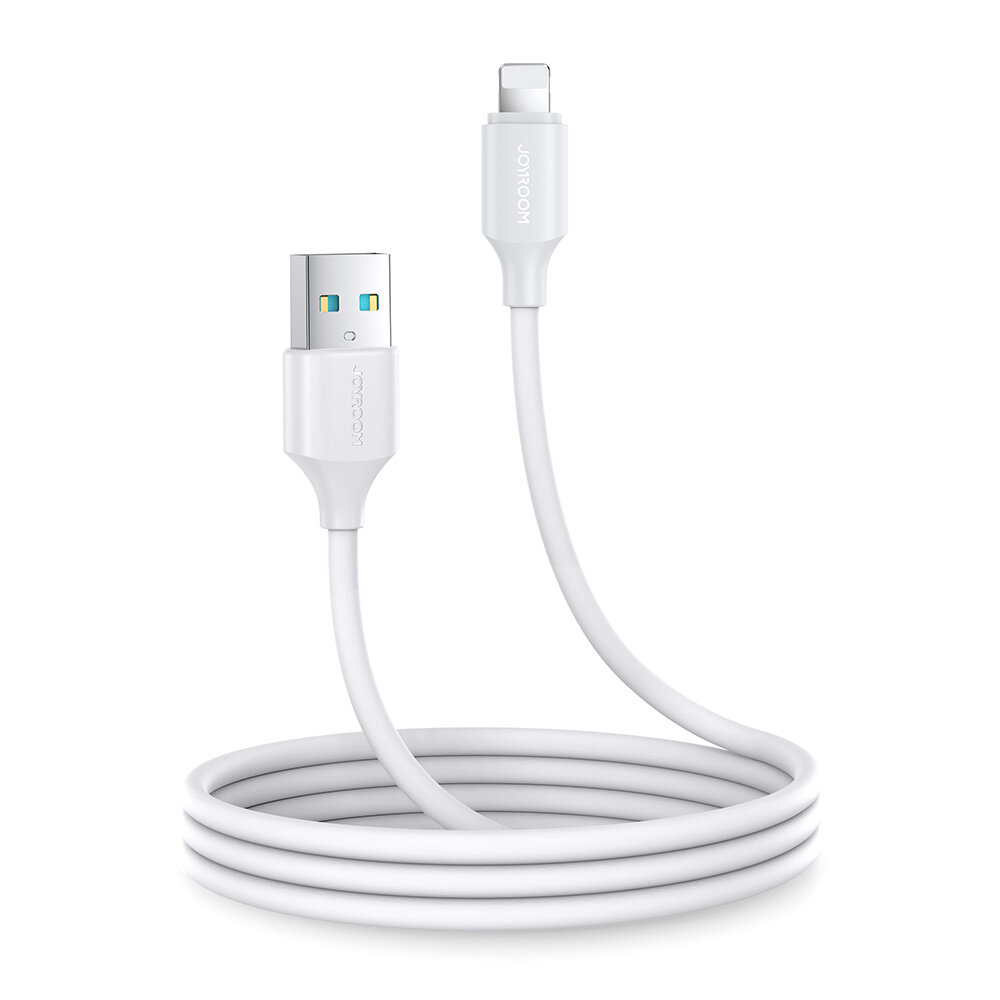 Biały kabel USB-A do Lightning z widocznym logo \'JOYROOM\' na obu końcówkach. Kabel jest zwinięty w pętlę, a końcówki są skierowane w przeciwnych kierunkach.