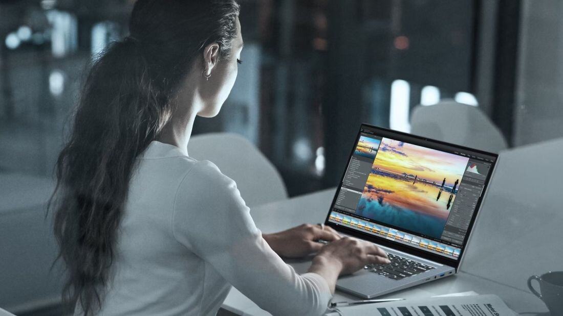 Osoba edytuje zdjęcie na laptopie Acer Swift X podczas pracy kreatywnej i obróbki grafiki w biurze  