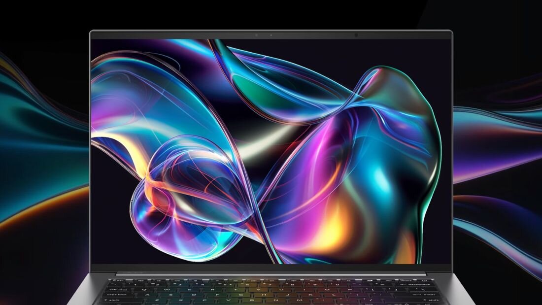 Laptop Acer Swift X z ekranem OLED wyświetla kolorową abstrakcyjną grafikę podczas pracy kreatywnej i projektowania multimediów  
