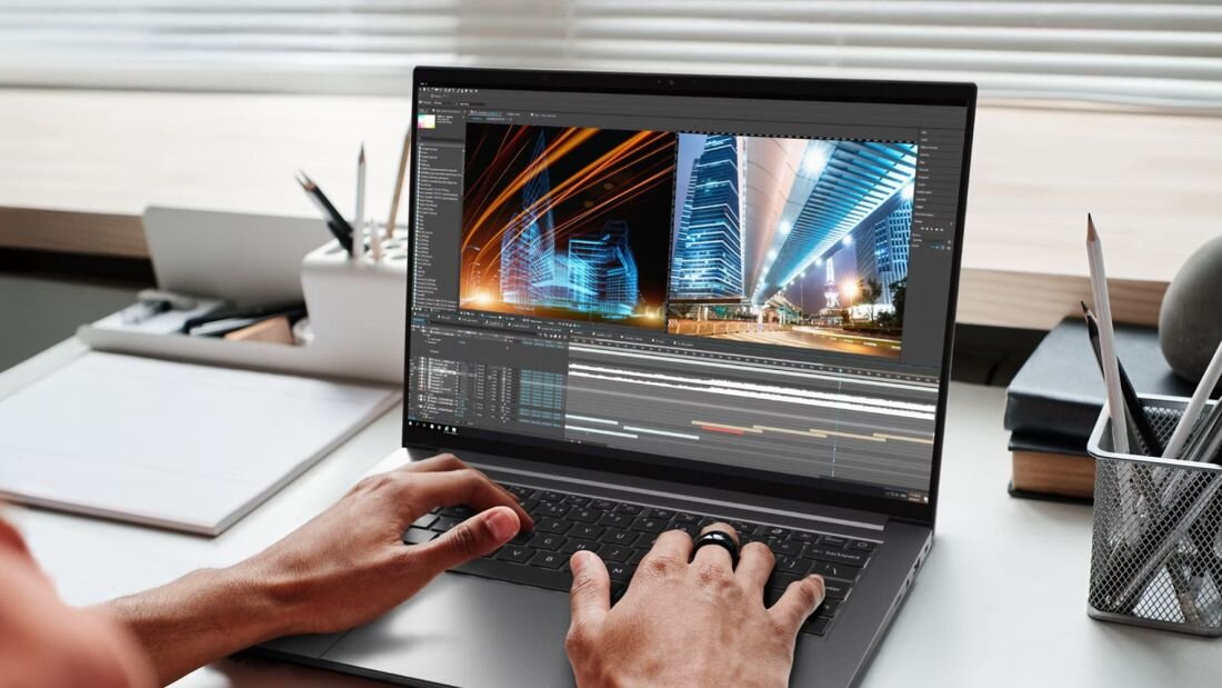 Osoba edytuje materiał wideo na laptopie Acer Swift podczas pracy kreatywnej przy biurku w biurze