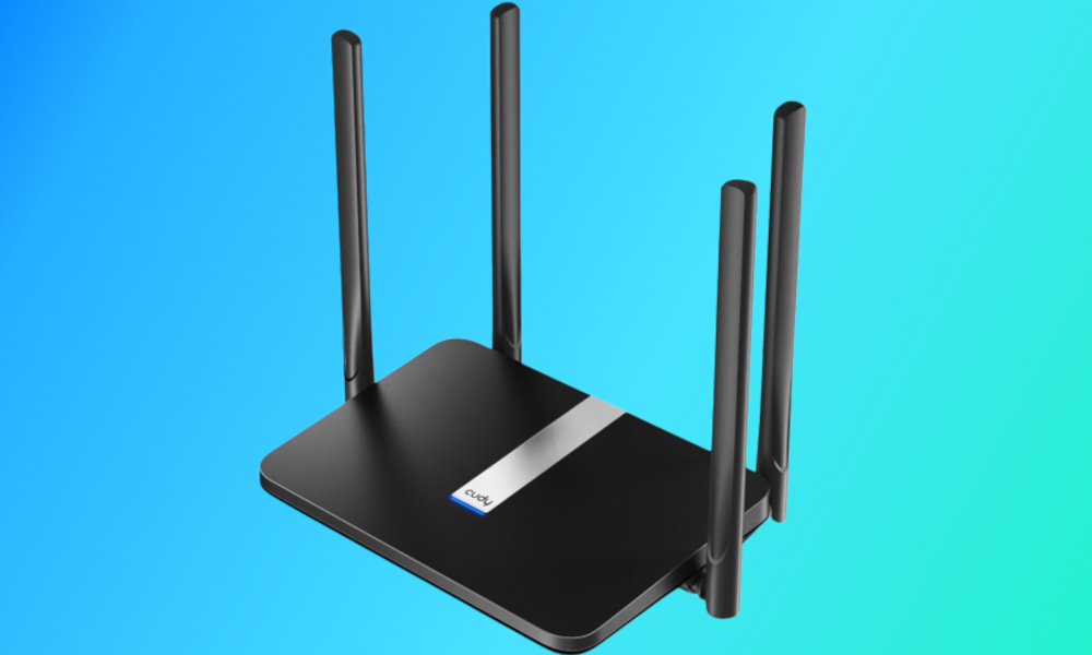 Czarny router z czterema antenami, na górze widoczne jest logo \'cudy\'.