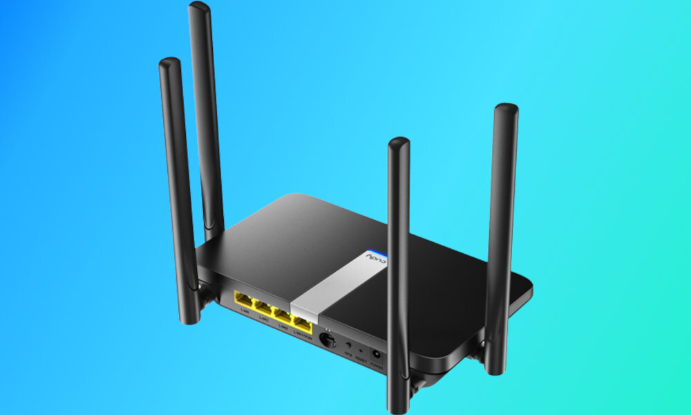 Czarny router z czterema antenami i żółtymi portami sieciowymi na niebieskim tle. Na urządzeniu widoczne jest logo \'Cudy\'.
