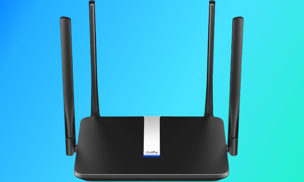 Czarny router z czterema antenami i logo \'cudy\' na przedniej części obudowy, na tle gradientu niebieskiego.