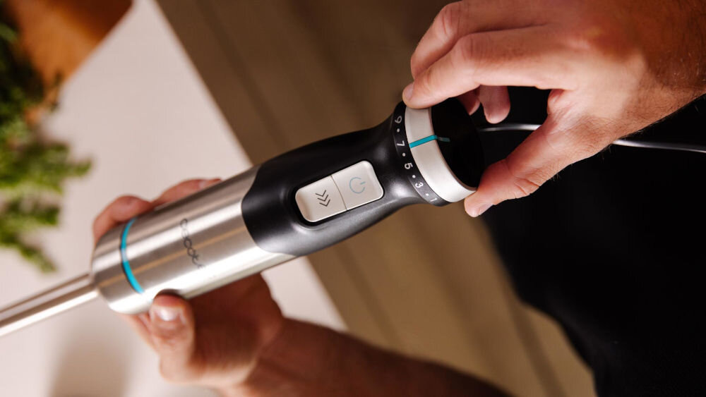 Blender CECOTEC Power Pulsar Cream&Crush bezpieczeństwo użytkowania metalowa osłona przed chlapaniem skuteczn aochrona przed przypadkowym rozpryskiem funkcja regulacji prędkości i turbo precyzyjne dostosowanie konsystencji mieszanki gładkie kremowe napoje bardziej teksturalne składniki