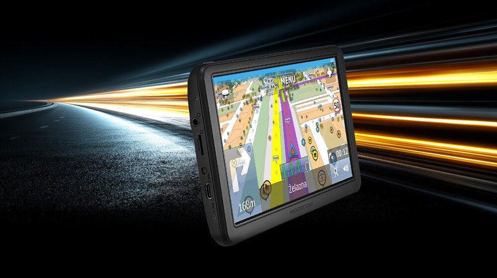 Nawigacja samochodowa, rowerowa i dla pieszych MODECOM FreeWAY CX 7.0  na tle nocnej drogi  