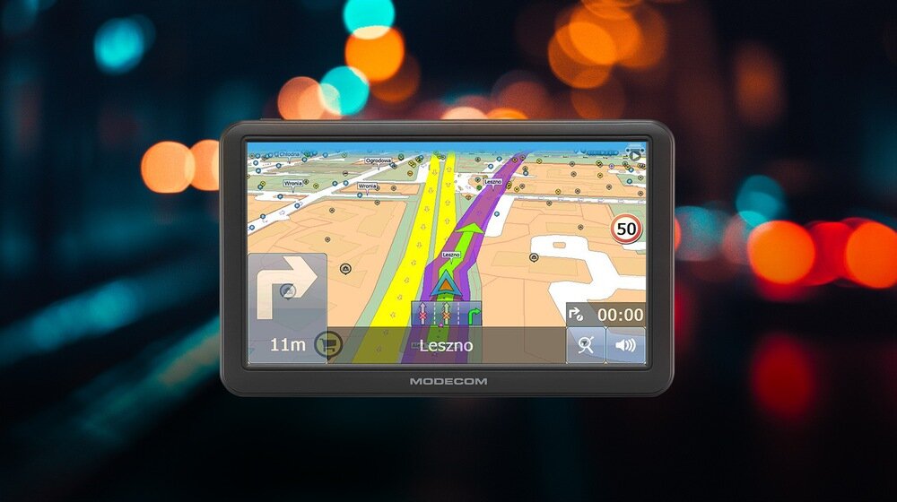 Nawigacja samochodowa, rowerowa i dla pieszych MODECOM FreeWAY CX 7.0  na tle nocnego miasta  