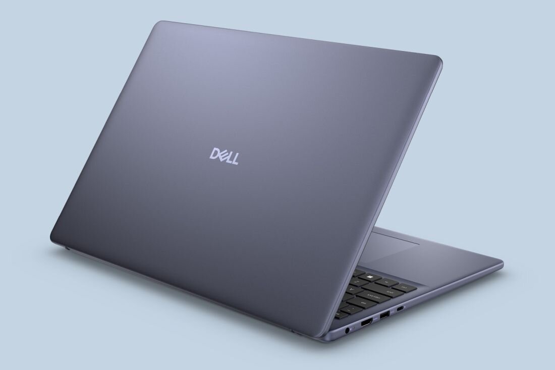 Na obrazie widoczny jest laptop w kolorze szarym z logo \'Dell\' na pokrywie. Laptop jest częściowo otwarty, ukazując klawiaturę.