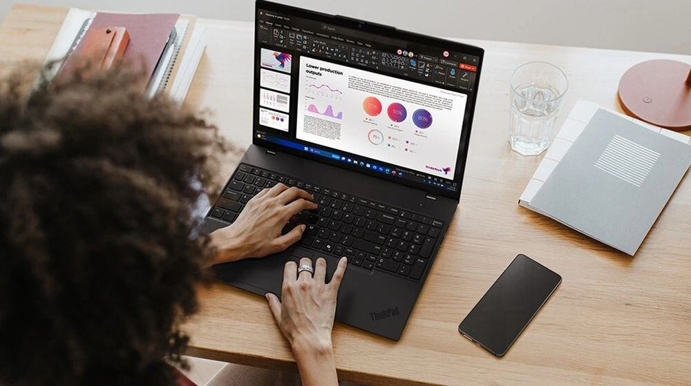 Laptop Lenovo ThinkPad z łącznością Wi‑Fi stoi na biurku, zapewniając stabilną pracę zdalną i dostęp online. - Wi-Fi 7 Bluetooth 5.4