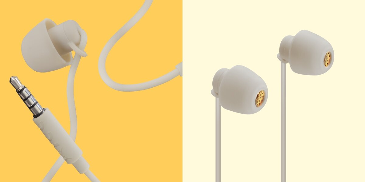 Zbliżenie na białe słuchawki douszne Hama z kablem. Po lewej widoczny jest wtyk jack 3,5 mm (4-polowy) i jedna z końcówek dousznych, a po prawej obie końcówki douszne z widoczną złotą siateczką głośników.