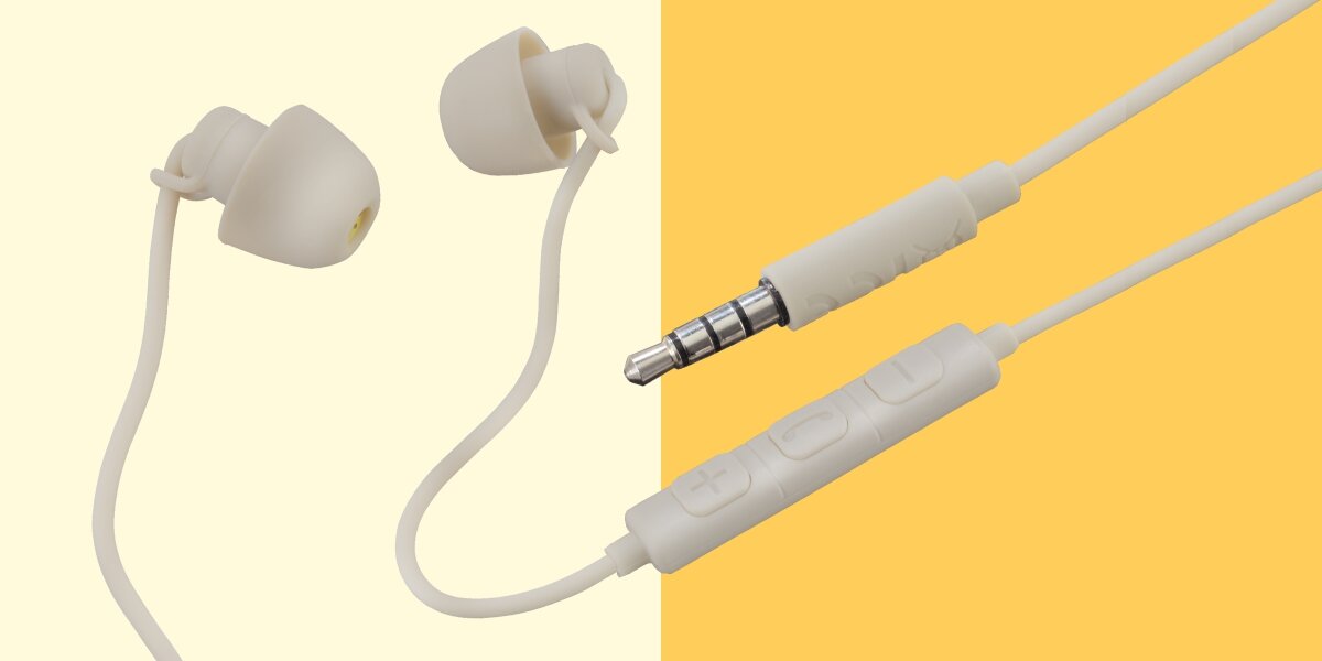 Zbliżenie na białe słuchawki douszne Hama. Po lewej widoczne są dwie końcówki douszne z silikonowymi nakładkami. Po prawej wtyk jack 3,5 mm oraz pilot na kablu z przyciskami do kontroli dźwięku (+/-) i wbudowanym mikrofonem.