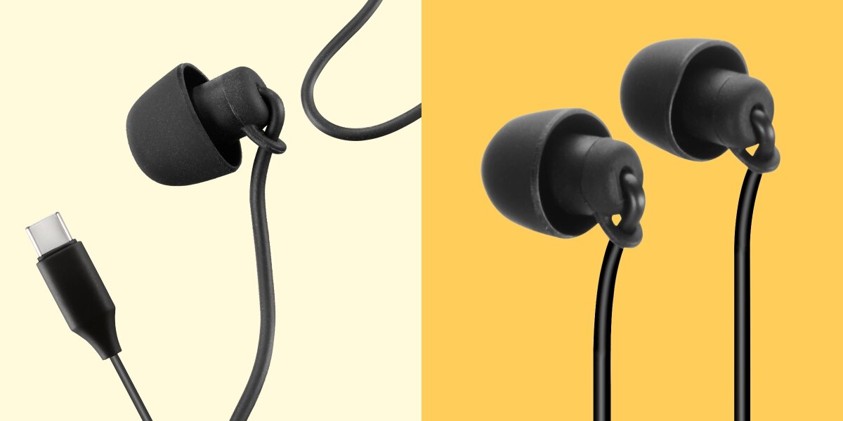 Czarne słuchawki douszne Hama z kablem. Po lewej wtyk USB-C i jedna z końcówek dousznych. Po prawej obie końcówki douszne z silikonowymi nakładkami.
