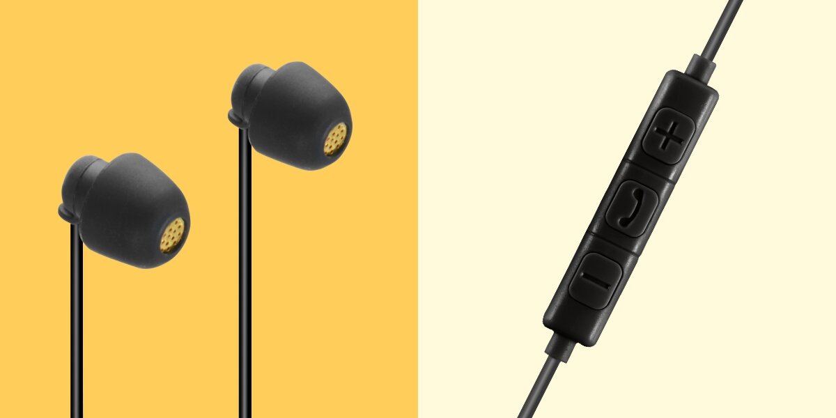 Zbliżenie na czarne słuchawki douszne Hama. Po lewej obie końcówki douszne z widoczną złotą siateczką głośników. Po prawej pilot na kablu z trzema przyciskami: głośność (+), odbieranie połączeń/pauza (symbol słuchawki telefonicznej) oraz głośność (-).